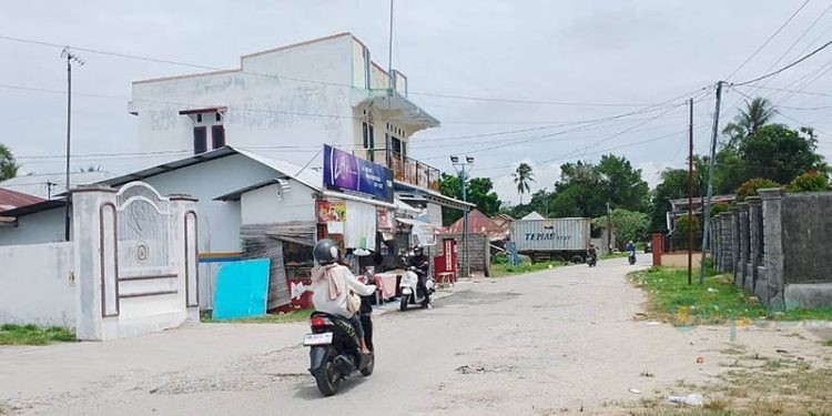 Kondisi jalan Flamboyan yang mulai dilanda kerusakan. (Foto: Sulis/Mg-Gopos/Foto diambil pada Selasa, 18/2/2025).