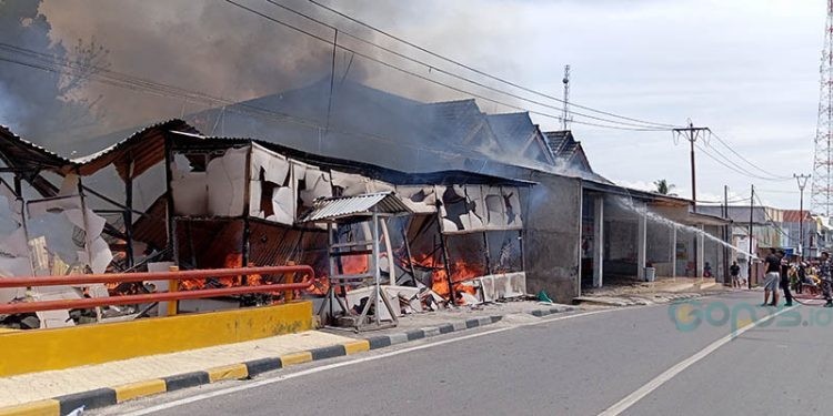 Kebakaran yang melanda dua rumah serta satu kios di Kecamatan Marisa Pohuwato, Ahad (16/2/2025)
