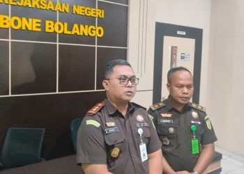 Kepala Kejaksaan Negeri Bone Bolango, Deddy Harliyantho (kiri) ditemani Kasi Intel Kejari Bone Bolango, Santo Musa. (Foto: Putra/Gopos)