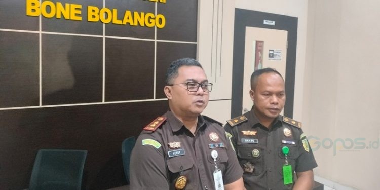 Kepala Kejaksaan Negeri Bone Bolango, Deddy Harliyantho (kiri) ditemani Kasi Intel Kejari Bone Bolango, Santo Musa. (Foto: Putra/Gopos)