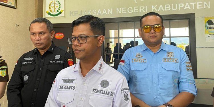 Kepala Kejari Kabupaten Gorontalo Abvianto Syaifulloh saat jumpa pers penetapan tersangka baru kasus korupsi dana PEN, Selasa (11/2/2025).(Foto Arif Gopos)