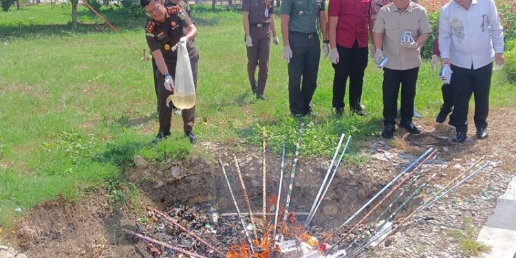 Pemusnahan barang bukti di Kejaksaan Negeri Kabupaten Gorontalo Kamis (27/2/2025). (Uki/Gopos)