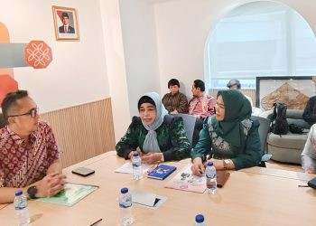 Wakil Bupati Pohuwato Suharsi Igirisa saat berkonsultasi dengan Asisten Deputi Event Daerah Kemenpar RI Reza Fahlevi terkait kelanjutan program KEN 2025, Rabu (19/2/2025).(Foto humas Pohuwato)