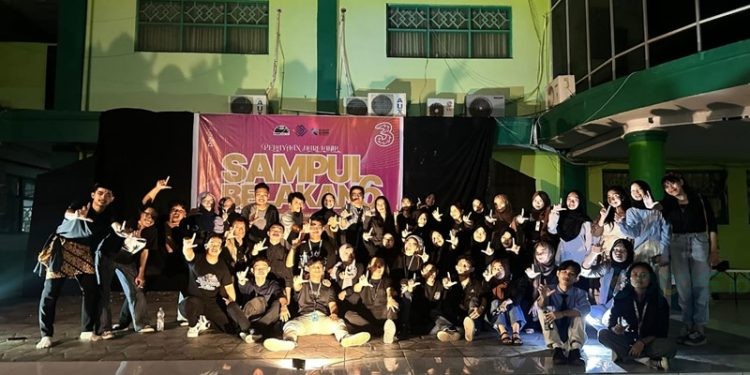 Malam puncak perayaan hari lahir komunitas literasi Sampul Belakang. Foto: Istimewa