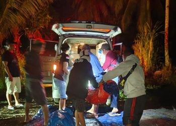 Proses evakuasi dua jenazah penambang yang tewas tertimpa pohon di lokasi tambang emas ilegal di Kecamatan Taluditi, Pohuwato