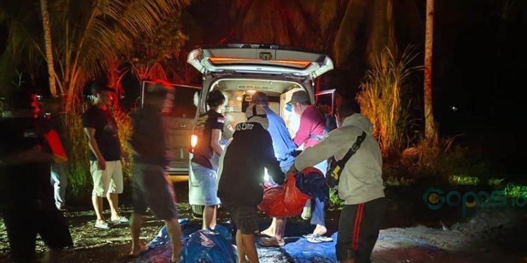 Proses evakuasi dua jenazah penambang yang tewas tertimpa pohon di lokasi tambang emas ilegal di Kecamatan Taluditi, Pohuwato
