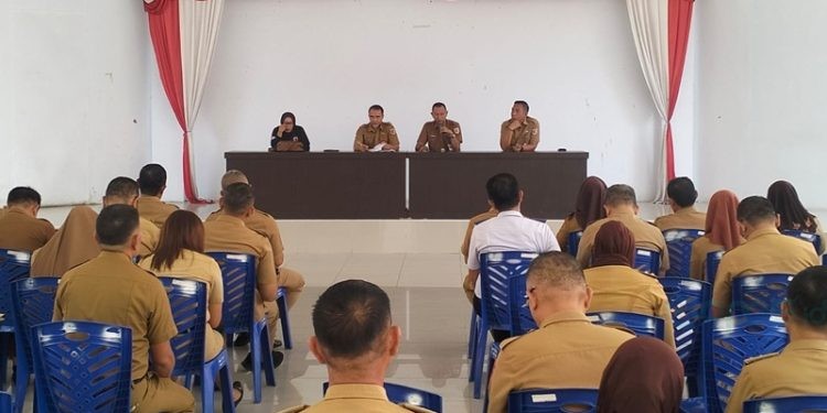 Suasana rapat persiapan menjelang pelantikan Walikota dan Wakil Walikota Kotamobagu terpilih, dr. Wenny Gaib dan Rendy Virgiawan Mangkat yang dilaksanakan di Aula kantor Walikota, Senin (10/2/2025) (foto : Lamk/Gopos.id)