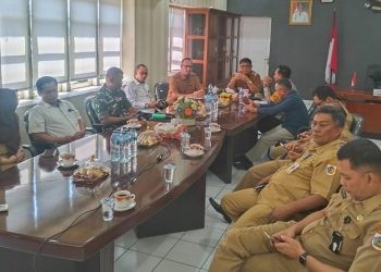 Pj. Walikota Kotamobagu, Abdullah Mokoginta saat memimpin rapat bersama Forkopimda dan Kepala OPD terkait ketersediaan Stok bahan menjelang bulan suci ramadhan yang bertempat diruangan kantor wali kota, Senin (10/2/2025) (foto : Lamk/Gopos.id)