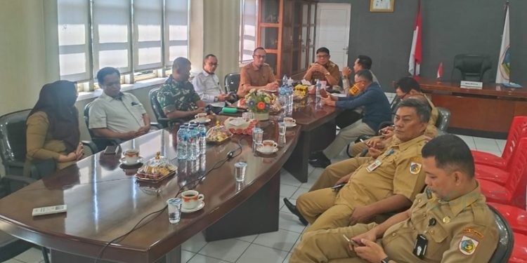 Pj. Walikota Kotamobagu, Abdullah Mokoginta saat memimpin rapat bersama Forkopimda dan Kepala OPD terkait ketersediaan Stok bahan menjelang bulan suci ramadhan yang bertempat diruangan kantor wali kota, Senin (10/2/2025) (foto : Lamk/Gopos.id)