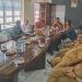 Pj. Walikota Kotamobagu, Abdullah Mokoginta saat memimpin rapat bersama Forkopimda dan Kepala OPD terkait ketersediaan Stok bahan menjelang bulan suci ramadhan yang bertempat diruangan kantor wali kota, Senin (10/2/2025) (foto : Lamk/Gopos.id)