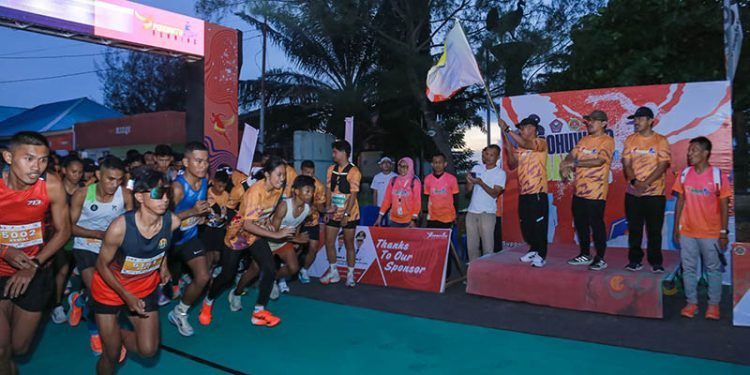 Para peserta lari B'Day Running Pohuwato 5 K dan 10 K mengambil start di kompleks Pohon Cinta, Marisa, Pohuwato