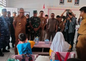 Foto Ketua DPRD Kota Gorontalo, Irwan Hunawa bersama Pangdam Merdeka dan Forkopimda meninjau program makan bergizi gratis di Kota Gorontalo, Selasa (11/2/2025) (Putra/Gopos)