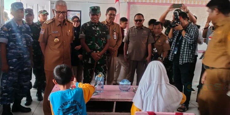 Foto Ketua DPRD Kota Gorontalo, Irwan Hunawa bersama Pangdam Merdeka dan Forkopimda meninjau program makan bergizi gratis di Kota Gorontalo, Selasa (11/2/2025) (Putra/Gopos)