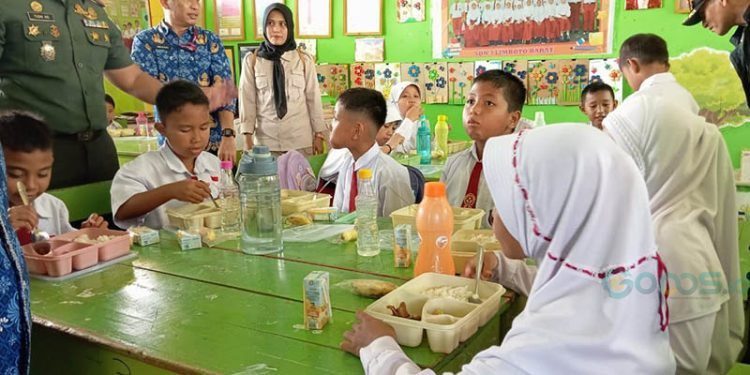 Para siswa di Kecamatan Limboto Barat, menikmati sajian Makan Bergizi Gratis