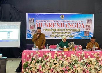 Camat Kota Tengah Sutami Suratinoyo memberi sambutan pada pembukaan musrenbang tingkat Kecamatan Kota Tengah Kota Gorontalo, Senin (24/02/2025).