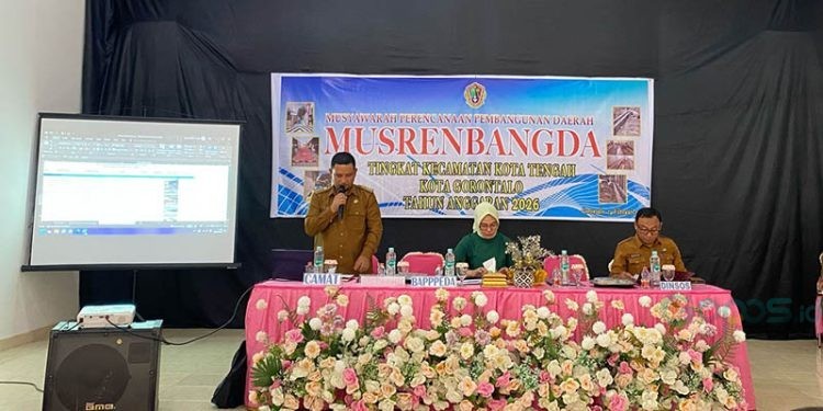 Camat Kota Tengah Sutami Suratinoyo memberi sambutan pada pembukaan musrenbang tingkat Kecamatan Kota Tengah Kota Gorontalo, Senin (24/02/2025).