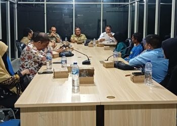 Suasana mediasi di DPRD Kabupaten Gorontalo terkait pengembalian uang milik keluarga korban calo PPPK.