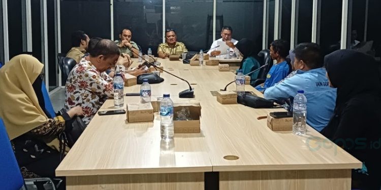 Suasana mediasi di DPRD Kabupaten Gorontalo terkait pengembalian uang milik keluarga korban calo PPPK.