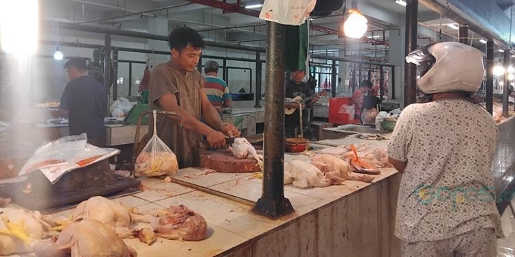 Pedagang ayam di Pasar Sentral Kota Gorontalo.(gina/gopos)