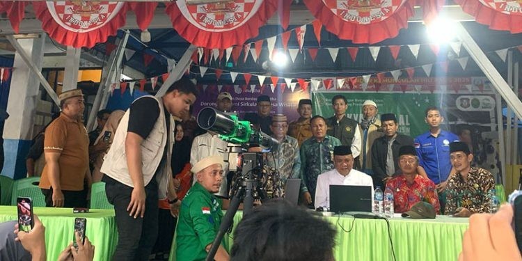 Tim hisab rukyat Kanwil Kemenag Provinsi Gorontalo bersama BMKG Gorontalo dan organisasi Islam di Gorontalo melakukan pemantauan hilal 1 Ramadan 1446 H di Desa Botubarani, Kecamatan Kabila Bone, Bone Bolango