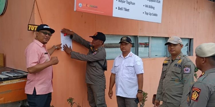 Satpol PP Pohuwato turun langsung memberikan surat edaran dari Pemkab Pohuwato, Kamis (27/02/2025) (Yusuf/Gopos)