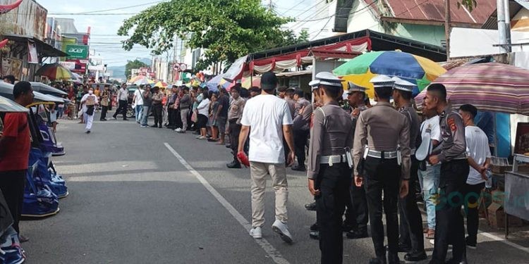 Personel Polri-TNI melakukan penjagaan di seputaran kawasan Klenteng Tulus Harapan Kita dalam pelaksanaan Cap Go Meh oleh warga Tianghoa di Kota Gorontalo. (Arni/gopos)