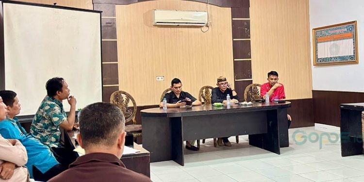 pertemuan Badan Kepegawaian dan Pengembangan Sumber Daya Manusia (BKPSDM) Kabupaten Gorontalo dengan para kepala lingkungan yang tidak masuk dalam kategori Pegawai Pemerintah dengan Perjanjian Kerja (PPPK) paruh waktu, Jumat (14/2/2025)