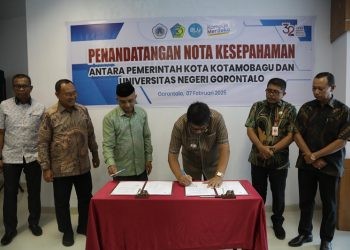 Pj Walikota Kotamobagu Abdullah Mokoginta saat menandatangani nota kesepakatan bersama antara Pemkot Kotamobagu dan UNG yang bertempat di Gedung Rektorat UNG, Jumat (7/2/2025) (foto-Kominfo-ktg)