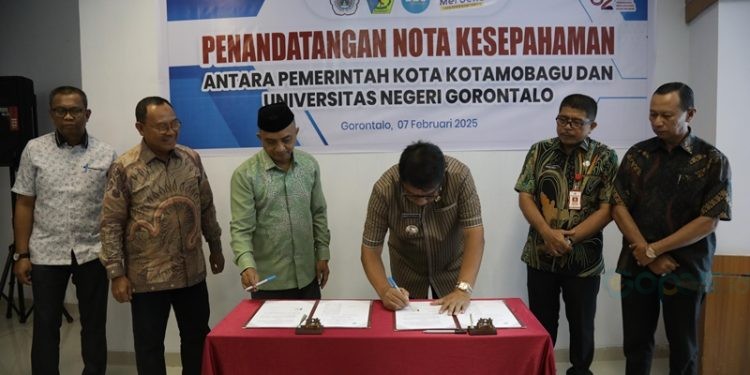 Pj Walikota Kotamobagu Abdullah Mokoginta saat menandatangani nota kesepakatan bersama antara Pemkot Kotamobagu dan UNG yang bertempat di Gedung Rektorat UNG, Jumat (7/2/2025) (foto-Kominfo-ktg)