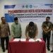 Pj Walikota Kotamobagu Abdullah Mokoginta saat menandatangani nota kesepakatan bersama antara Pemkot Kotamobagu dan UNG yang bertempat di Gedung Rektorat UNG, Jumat (7/2/2025) (foto-Kominfo-ktg)