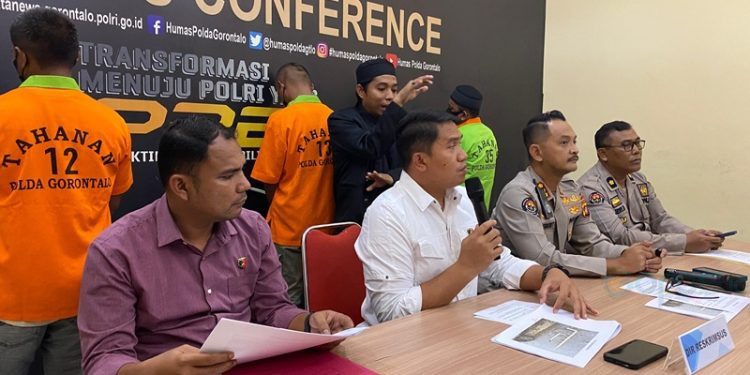 Dirreskrimsus Polda Gorontalo Kombes Pol Marully Pardede saat jumpa pers penetapan tiga tersangka pelaku tambang ilegal di Gorontalo, Kamis (6/2/2025).(Foto Arif Gopos)