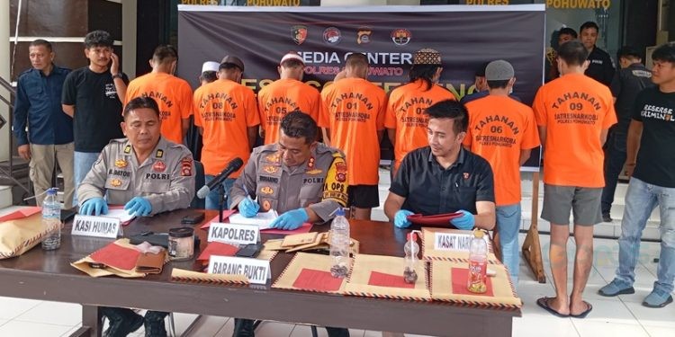 Kapolres Pohuwato AKBP Winarno (duduk tengah) saat memimpin jumpa pers kasus narkoba yang diungkap Polres Pohuwato selama dua bulan, berlangsung di halaman Polres Pohuwato, Kamis (13/2/2025).(Foto Yusuf Gopos)