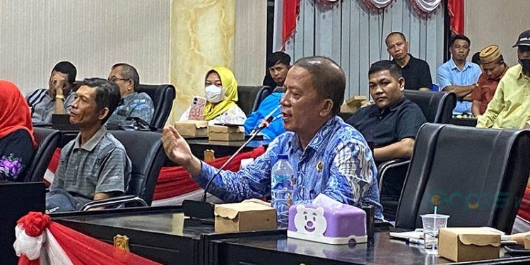 Kades Hutabohu, memberikan keterangan pada RDP Dugaan kasus penipuan di DPRD Kabupaten Gorontalo