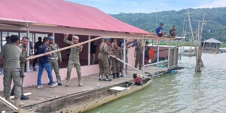 Pembongkaran RM Apung Nila Star di tengah Danau Limboto yang di bantu oleh Anggota Satpol-PP Provinsi Gorontalo, Rabu (19/2/2025). (Uki/Gopos)