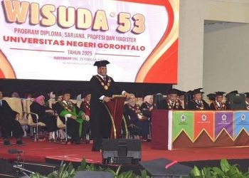 Rektor UNG, Eduart Wolok memberikan penyampaian kepada wisudawan UNG, Selasa (25/2/2025)