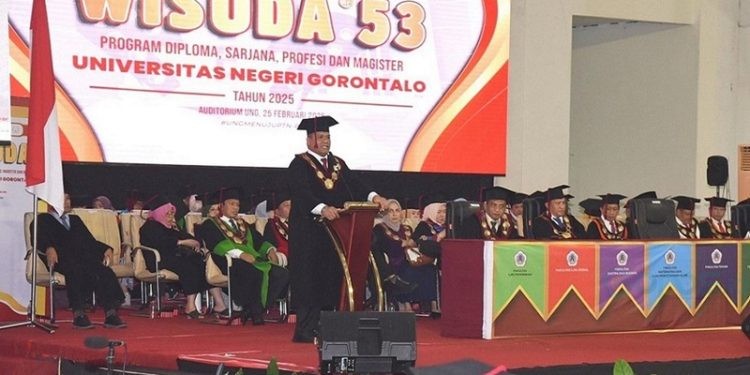 Rektor UNG, Eduart Wolok memberikan penyampaian kepada wisudawan UNG, Selasa (25/2/2025)