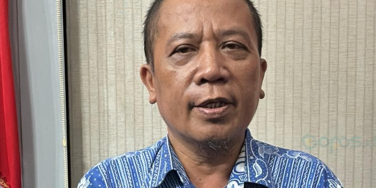 Kepala Desa Hutabohu Rustam Pomalingo diwawancarai usai RDP di DPRD Kabupaten Gorontalo, Selasa (11/2/2025).(Foto Arif Gopos)