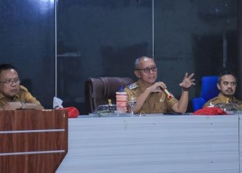 Wakil Bupati Pohuwato, Iwan Adam, memimpin rapat perdana bahas isu trategis di Pohuwato, berlangsung di Aula Kantor PU Pohuwato, Senin (24/02/2025) (Razak Humas Pemda Pohuwato)