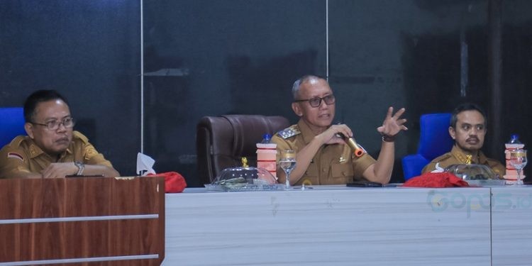 Wakil Bupati Pohuwato, Iwan Adam, memimpin rapat perdana bahas isu trategis di Pohuwato, berlangsung di Aula Kantor PU Pohuwato, Senin (24/02/2025) (Razak Humas Pemda Pohuwato)