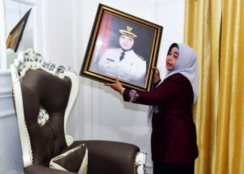 Wakil Bupati Pohuwato Suharsi Igirisa mulai mengemas barang-barang pribadi miliknya baik di ruang kerja dan rumah jabatan setelah masa jabannya berakhir beberapa hari lagi.(Foto Iwanu Humas Pohuwato)