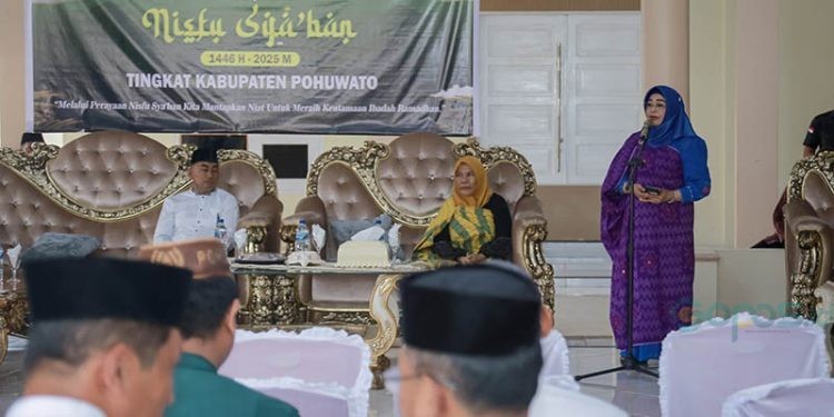 Wakil Bupati Pohuwato, Suharsi Igirisa, memberikan sambutan malam nifsu syakban 1446 H, Kamis (13/02/2025) (Iwan Karim)