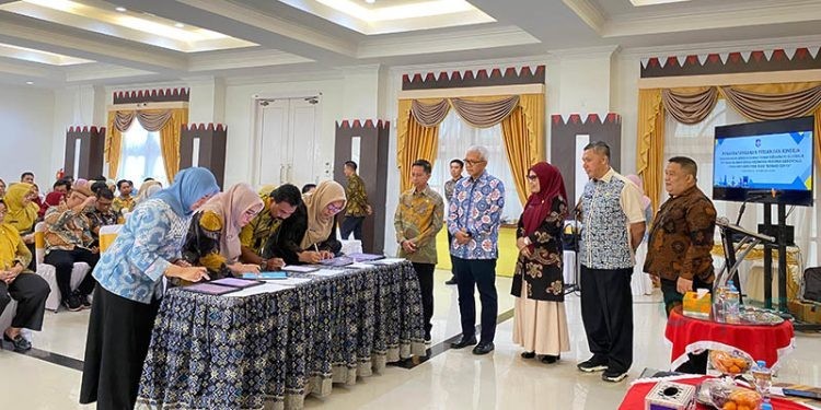 Penandatanganan perjanjian kinerja oleh jajaran dinas kesehatan provinsi gorontalo