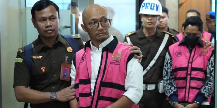 Para tersangka korupsi Pertamina usai ditetapkan sebagai tersangka oleh Kejagung.(Foto Kejagung)