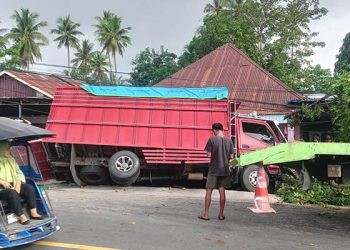 Kondisi truk yang mengangkut air dalam kemasan terperosok usai menabrak tembok pagar rumah warga di Jl. A. Hippy, Kelurahan Hunggaluwa, Kecamatan Limboto, Kabupaten Gorontalo, Jumat (14/2/2025)