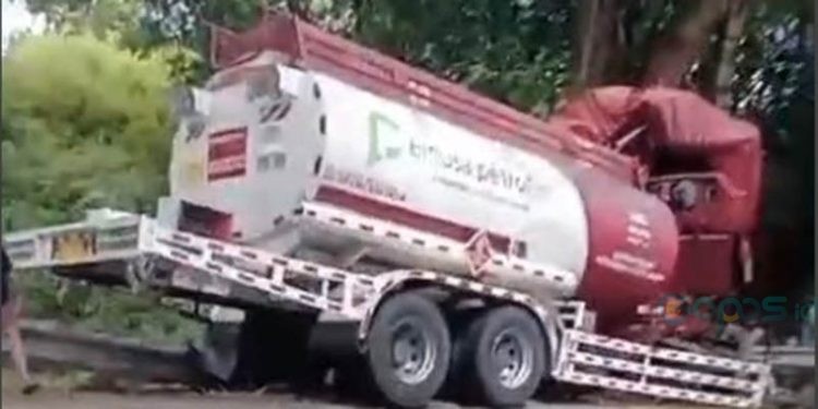 Truk pengangkut BBM mengalami kecelakaan di Pontolo, Kecamatan Kwandang, Kabupaten Gorontalo Utara