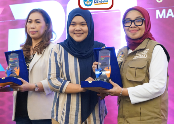 Rektor UNBITA Gorontalo Ellys Rachman (kanan) ketika menerima penghargaan Stand Terfavorit dalam ajang Expo Pendidikan dan Techno 2025 LLDIKTI Wilayah XVI, bertempat di Manado Town Square, Sulut.(Foto UNBITA)