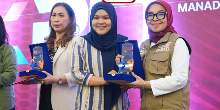 Rektor UNBITA Gorontalo Ellys Rachman (kanan) ketika menerima penghargaan Stand Terfavorit dalam ajang Expo Pendidikan dan Techno 2025 LLDIKTI Wilayah XVI, bertempat di Manado Town Square, Sulut.(Foto UNBITA)
