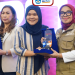Rektor UNBITA Gorontalo Ellys Rachman (kanan) ketika menerima penghargaan Stand Terfavorit dalam ajang Expo Pendidikan dan Techno 2025 LLDIKTI Wilayah XVI, bertempat di Manado Town Square, Sulut.(Foto UNBITA)