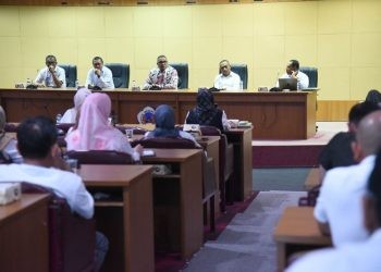 Rektor UNG Eduart Wolok saat memimpin rapat bersama unsur pimpinan kampus UNG membahas efisiensi anggaran dalam rangka penghematan, berlangsung di ruang sidang rektorat UNG, Rabu (12/2/2025).(Foto UNG)