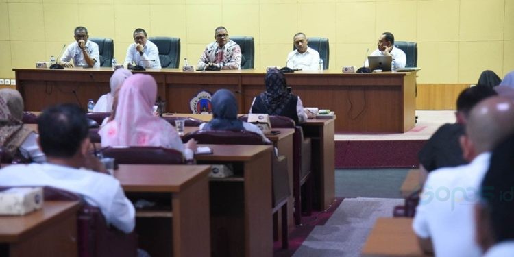 Rektor UNG Eduart Wolok saat memimpin rapat bersama unsur pimpinan kampus UNG membahas efisiensi anggaran dalam rangka penghematan, berlangsung di ruang sidang rektorat UNG, Rabu (12/2/2025).(Foto UNG)